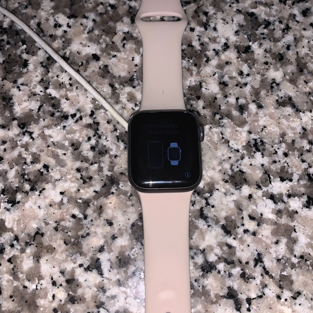 Locked!!!! Apple Watch Series 5 40mm